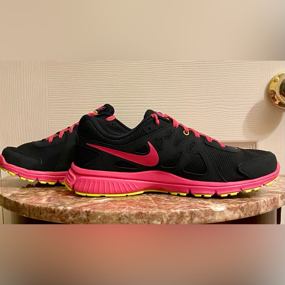 NIKE Revolution 2 Running Shoe; Size 11; Black and Pink; Perfect condition. - Picture 3 of 10